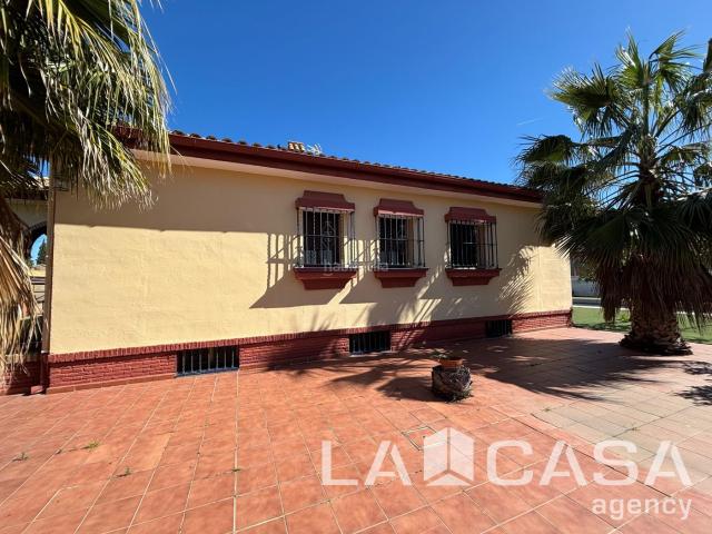 Chalet en venta en Montequinto, Condequinto. Chalets.