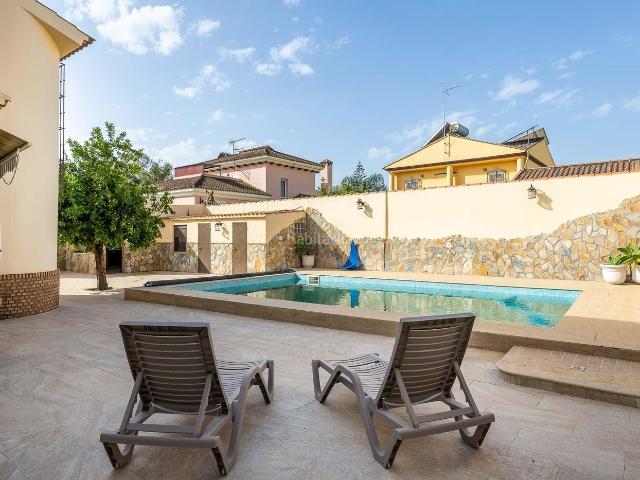 Chalet en venta en Montequinto, Condequinto. Exclusivo chalet con piscina junto al Real Club de Golf de Sevilla!. Chalets.