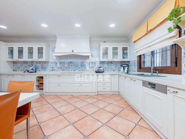 Chalet en venta en Montequinto, Condequinto. EXCLUSIVO CHALET EN CONDEQUINTO ELEGANCIA, PRIVACIDAD Y CARÁCTER ÚNICOHay viviendas que destacan por sus metros cuadrados y otras. Chalets.