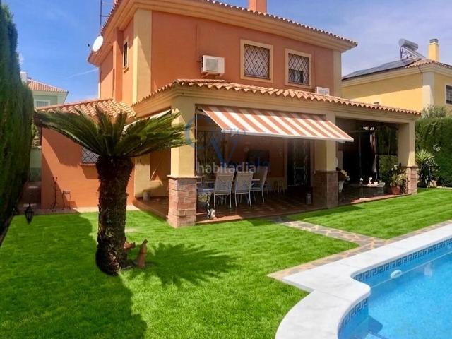 Chalet en venta en Montequinto, Centro. ESTUPENDO CHALET EN OLIVAR DE QUINTOS. Chalets.