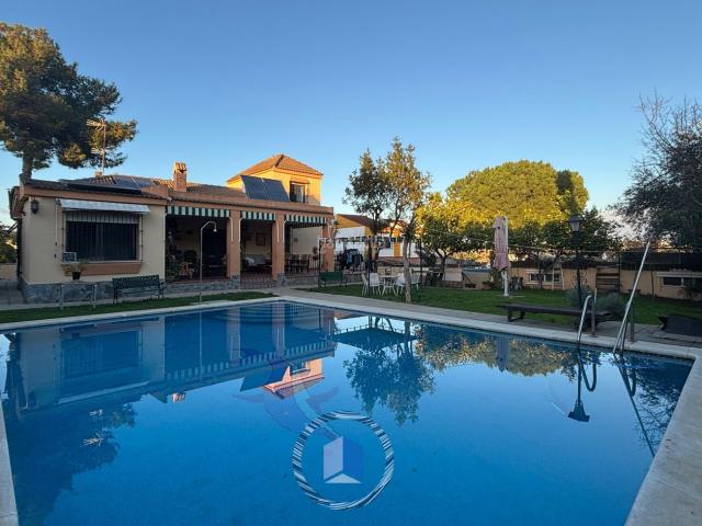 Chalet en venta en Montequinto, Cerros de Montequinto. Casa o chalet independiente en venta en Cerros de Montequinto. Chalets.