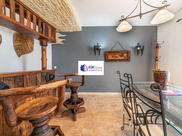 Chalet en venta en Montequinto, Cerros de Montequinto. EXCLUSIVO CHALET INDEPENDIENTE CON PISCINA EN OLIVAR DE QUINTOS 500 m2 DE PARCELA Y 5 DORMITORIOS. Chalets.