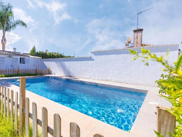 Chalet en venta en Montequinto, Olivar de Quintos. Chalet independiente de una planta completamente reformado en Villas Olivar de Quintos. Chalets.