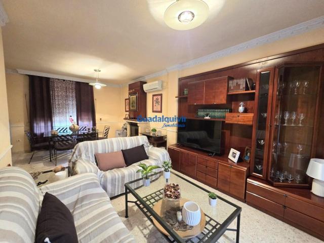 Chalet en venta en Montequinto, Olivar de Quintos. PRECIOSA CASA DE UNA PLANTA EN OLIVAR DE QUINTOS CON PISCINA. Chalets.
