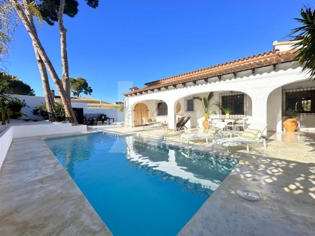 Chalet en venta en Moraira, Moravit Cap Blanc. Beautifully renovated Mediterranean style villa for sale in Moraira, Alicante. Chalets.