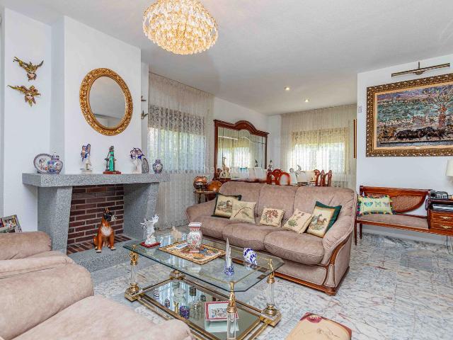 Chalet en venta en Moralzarzal, Centro. MPRESIONANTE Y ACOGEDOR CHALET EN MORALZARZAL, CON ESPECTACULARES VISTAS. Amplia vivienda de 270m2 construidos en parcela de 450m. Chalets.