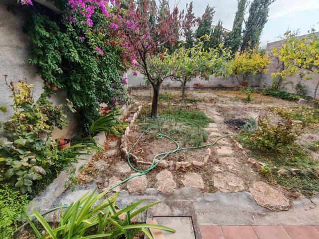Chalet en venta en Moraleda de Zafayona. DOS CASAS EN UNA CON PATIO Y HUERTO. Chalets Moraleda de.