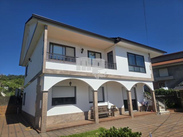 Chalet en venta en Mos. Dos viviendas independientes en una sola propiedad en Guizán Espacio, versatilidad y entorno familiar. Chalets.