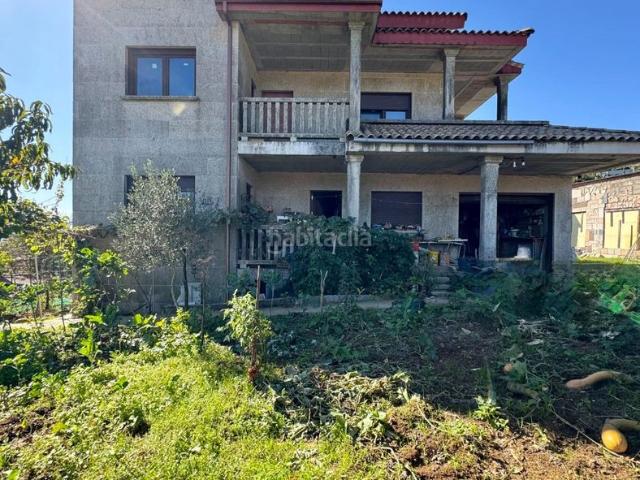 Chalet en venta en Mos. Espectacular vivienda unifamiliar en construcción con vistas despejadas y excelente ubicación a 1 minuto del Aeropuerto de Vigo. R. Chalets.
