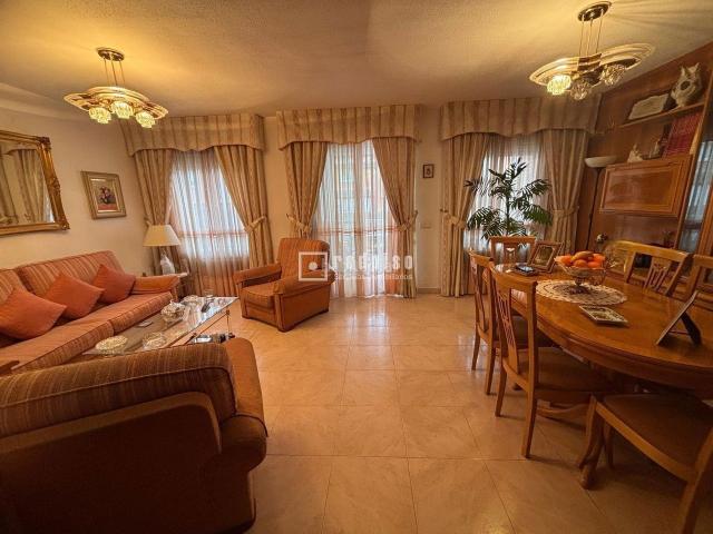 Chalet en venta en Móstoles, El Soto. Oportunidad única en Móstoles! Chalet adosado en la exclusiva zona del Soto. Chalets.