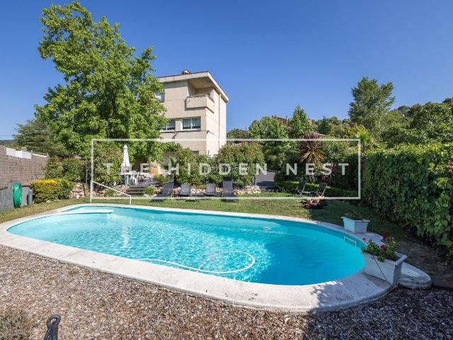 Chalet en venta en Matadepera. Vivienda única de arquitectura singular con espacios abiertos, piscina y vistas a Sant Llorenç en Matadepera. Chalets.