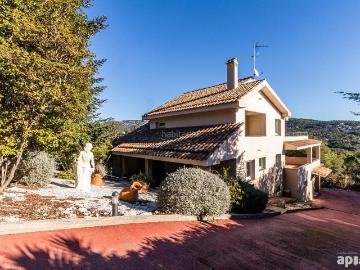 Chalet en venta en Matadepera. Espectacular, con garaje y piscina climatizada!. Chalets.