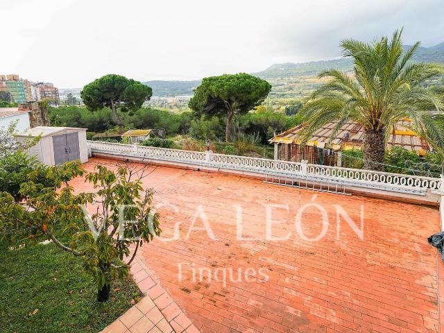 Chalet en venta en Mataró, Cerdanyola Nord. 4 vientos con JARDIN en casco urbano, zona muy tranquila! con vistas a MAR y MONTAÑA. Chalets.