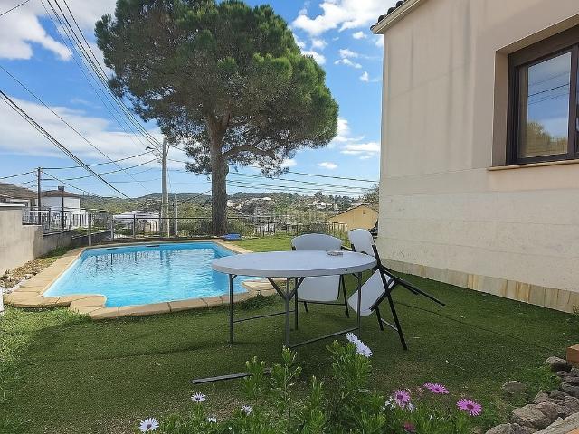 Chalet en venta en Maçanet de la Selva, Residencial Park. Casa Independiente muy cómoda con Piscina. Chalets Maçanet de la.