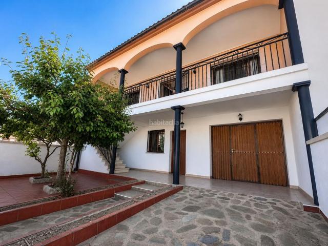 Chalet en venta en Madroñera. Una casa para toda la familia, con patio, garaje y lista para disfrutar. Chalets.