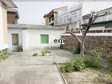 Chalet en venta en Madroñera. Chalet amplio con jardín y garaje en el centro de Madroñera, frente al parque. Chalets.