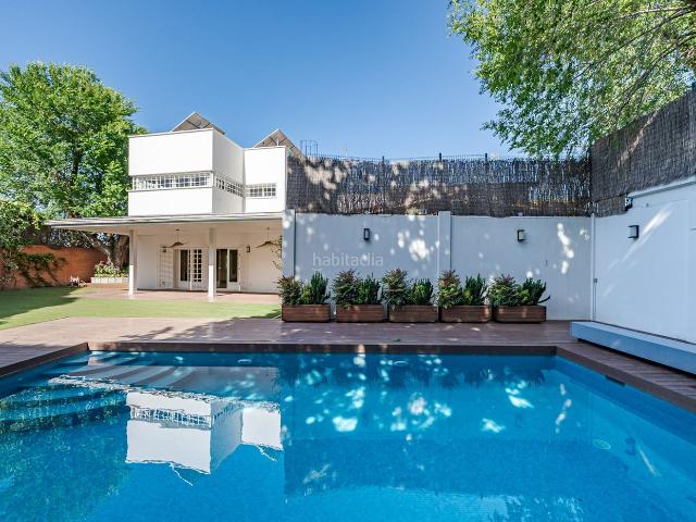 Chalet en venta en Madrid, Mirasierra. Magnífico chalet pareado con piscina, ascensor y absoluta privacidad en Mirasierra. Chalets.