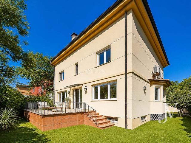 Chalet en venta en Madrid, Nueva España. Puerta de Hierro: 220m2 para reformar, piscina, guardería, gimnasio, jardín. Ideal para familias. Chalets.