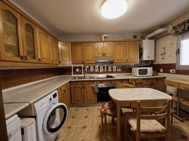Chalet en venta en Madrid, Orcasitas. CHALET ADOSADO A LA VENTA EN POBLADO DE ORCASITAS. Chalets.