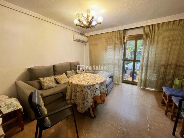 Chalet en venta en Madrid, Orcasitas. NUDA PROPIEDAD.HOTELITO EN POBLADO DE ORCASITAS. Chalets.