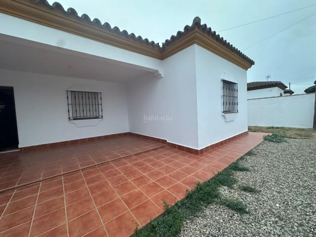 Chalet en venta en Madrid, Ciudad Universitaria. Chalet de una planta con jardín privado de 370 m en Pago del Humo, Chiclana. Chalets.