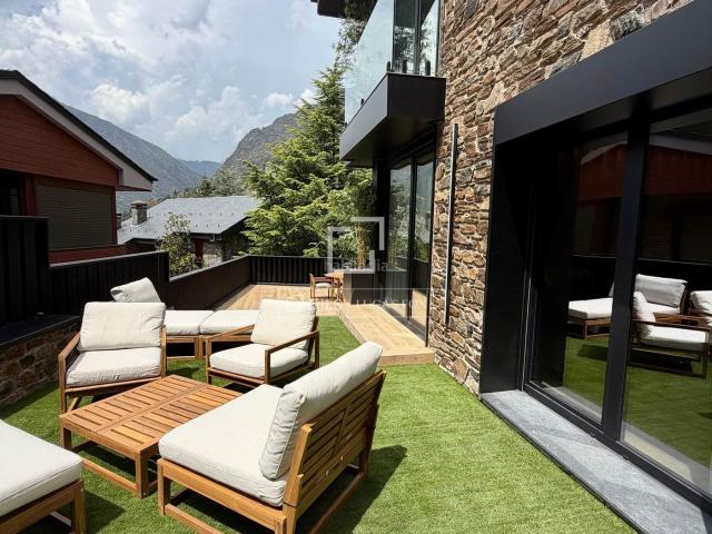 Chalet en venta en Madrid, Ciudad Universitaria. Lujosa casa independiente reformada integralmente de 328 m2 con 92 m2 de terraza, en venta en Escaldes, Andorra. Chalets.