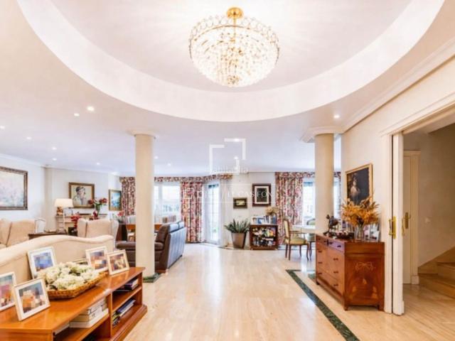 Chalet en venta en Madrid, Conde Orgaz Piovera. Casa de 487 m, con 7 dormitorios, varias terrazas, piscina, jardín, ascensor, garaje, excelentes calidades y gran luminosidad en v. Chalets.