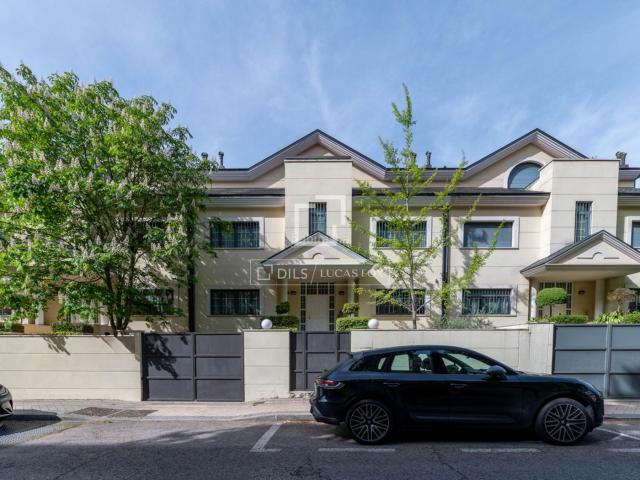 Chalet en venta en Madrid, Conde Orgaz Piovera. Casa de 487 m, con 7 dormitorios, varias terrazas, piscina, jardín, ascensor, garaje, excelentes calidades y gran luminosidad en v. Chalets.