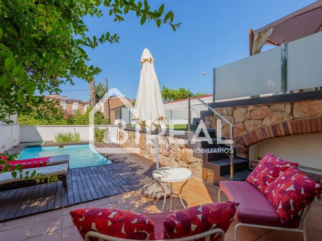 Chalet en venta en Madrid, Peñagrande. Exclusivo chalet con piscina privada y doble acceso en Peñagrande. Chalets.