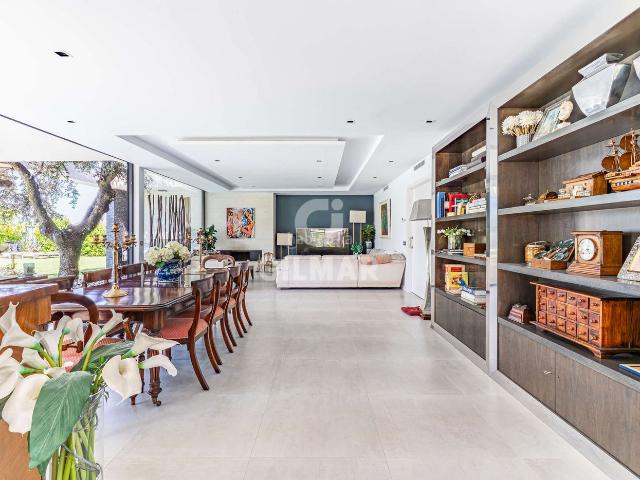 Chalet en venta en Madrid, Recoletos. Descubre este exclusivo chalet independiente en la prestigiosa urbanización de Las Lomas, en Boadilla del Monte. Con una superfici. Chalets.