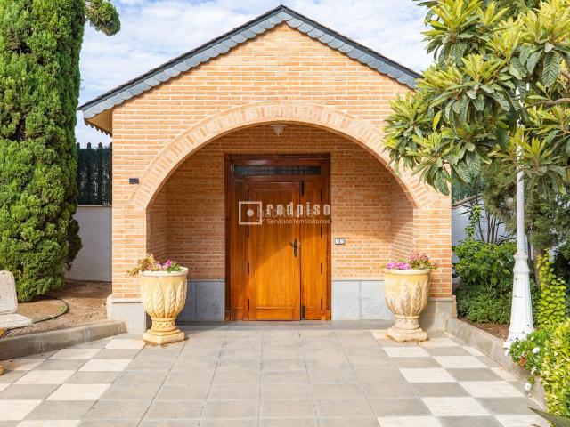 Chalet en venta en Madridejos. Finca urbana con chalet. Chalets.