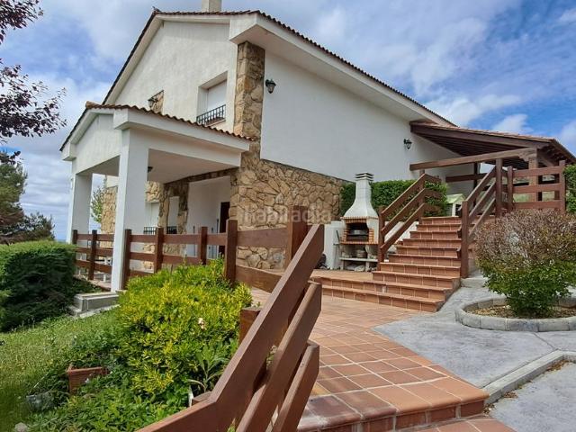 Chalet en venta en Maello. Espectacular casa independiente. Chalets.