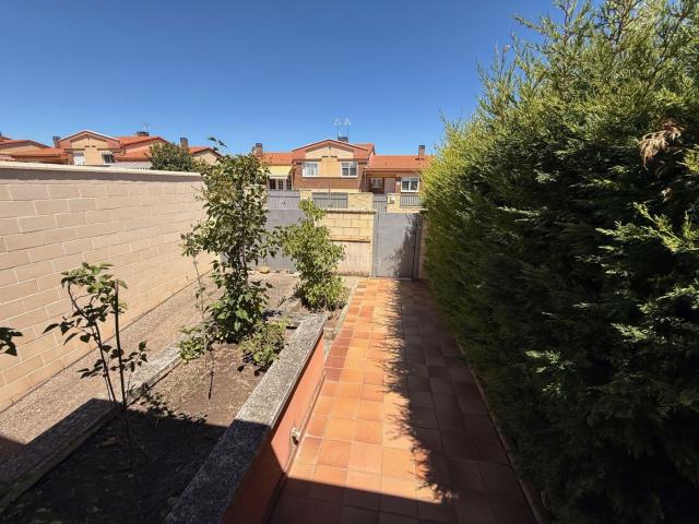 Chalet en venta en Magaz de Pisuerga. Pareado en venta en Magaz De Pisuerga, 2 dormitorios. Chalets Magaz de.