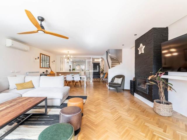 Chalet en venta en Majadahonda, Carretera del Plantío. Casa adosada de 6 dormitorios con jardín en venta en Majadahonda, Madrid. Chalets.