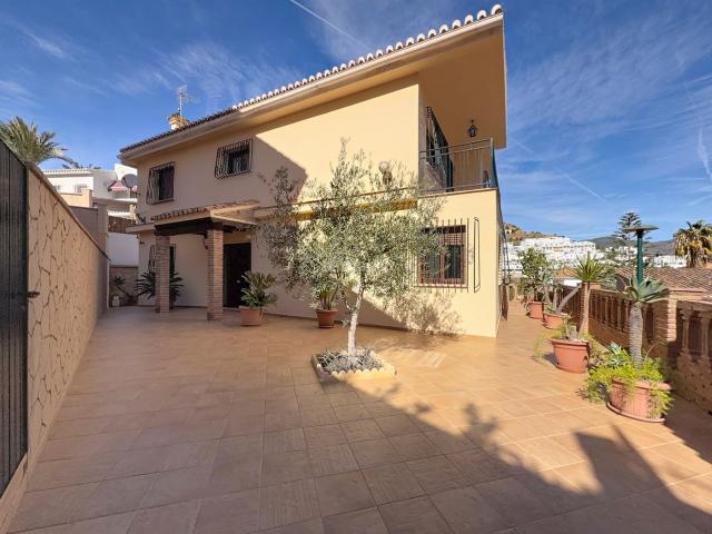 Chalet en venta en Málaga, Gibralfaro. La casa que combina sol, privacidad y auténtica calidad de vida. Chalets.