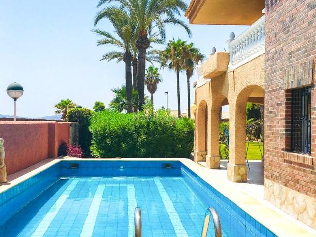 Chalet en venta en Manga del Mar Menor La, Zona Galúa Calnegre. Te presentamos una auténtica joya frente al mar unanbspvilla independiente en primera línea de playa ubicada al suroeste de La Man.
