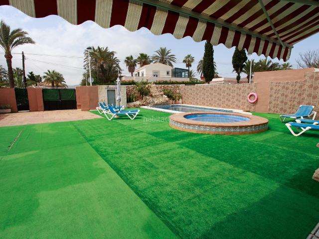 Chalet en venta en Manga del Mar Menor La, Entremares. Chalet con 3 viviendas de 3 habitaciones cada una, y una de ellas con piscina. Chalets Manga del Mar Menor.