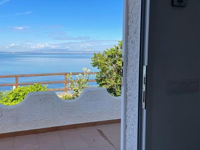 Chalet en venta en Manga del Mar Menor La, Playa de las Gaviotas El Pedrucho. Casa de primera linea en planta.Con reforma integral y estilo increíble.Piezas de diseño. Chalets Manga del Mar Menor.