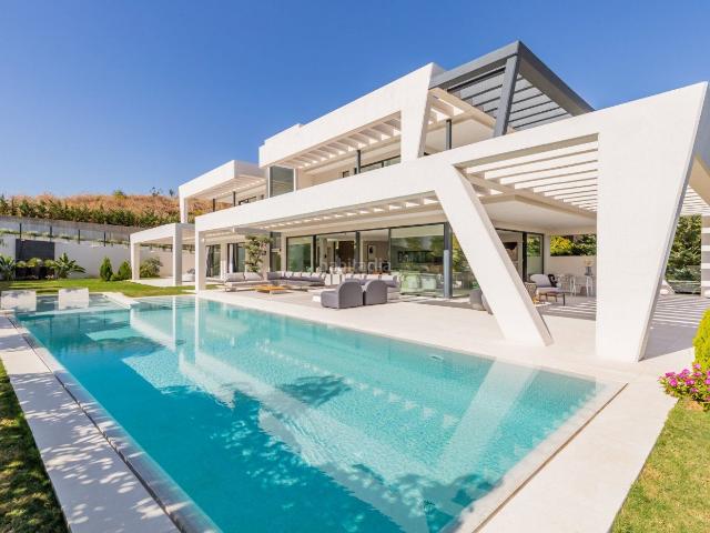 Chalet en venta en Marbella, Los Naranjos. Villa de 6 dormitorios y 8 baños en Nueva Andalucía, Marbella. Obra Nueva. Chalets.
