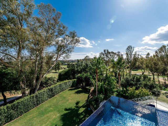Chalet en venta en Marbella, Los Naranjos. VIlla en primera linea de Golf en Nueva Andalucia. Chalets.