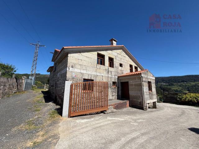 Chalet en venta en Marín. Chalet de piedra con amplio terreno en Marín. Chalets.