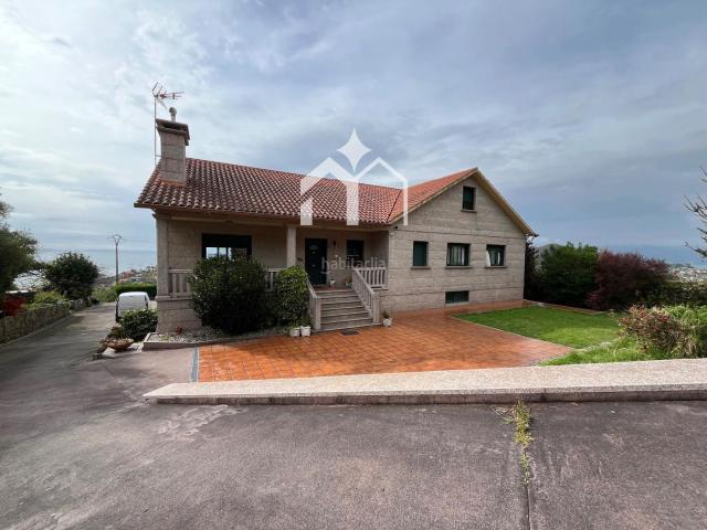 Chalet en venta en Marín. Chalet independiente con vistas a la Isla de Ons y amplio jardín. Chalets.