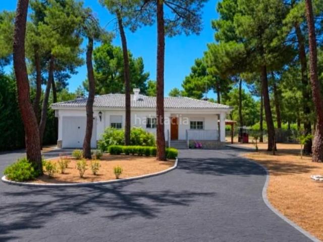 Chalet en venta en Marugán. CHALET INDEPENDIENTE CON GRAN PARCELA Y PISCINA A 50 MIN DE MADRID. Chalets.