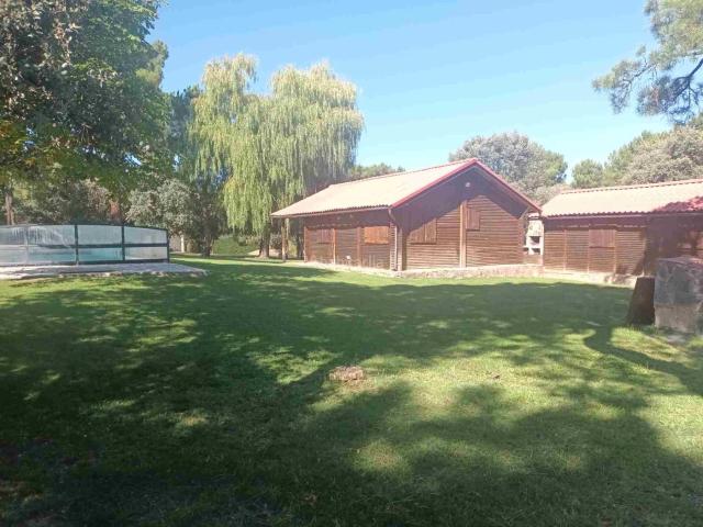 Chalet en venta en Marugán. ESTUPENDO CHALET DE MADERA CON PISCINA EN MARUGAN SEGOVIA. Chalets.