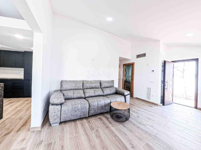 Chalet en venta en Masdenverge. Villa con agua, luz y piscina. Chalets.