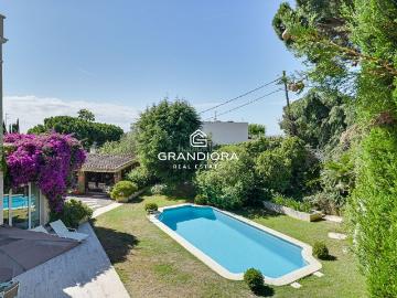 Chalet en venta en Masnou El, Califòrnia Santa Madrona. Exclusiva villa con piscina y gran parcela de 1.400 m en el Maresme. Chalets Masnou.