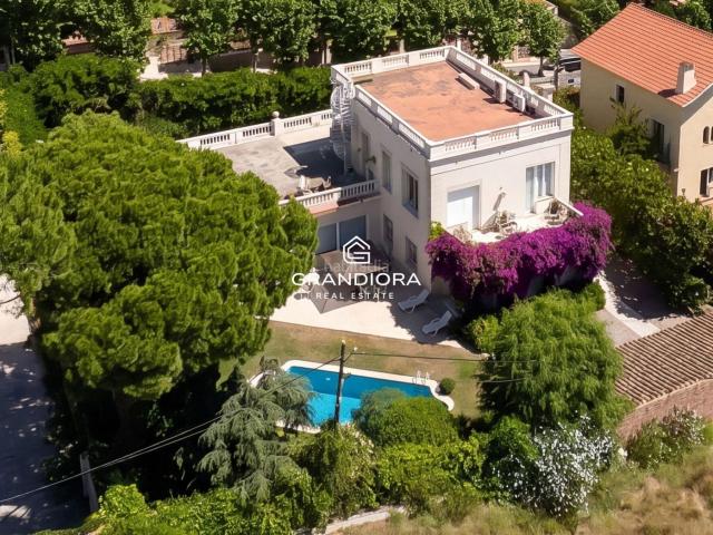 Chalet en venta en Masnou El, Califòrnia Santa Madrona. Exclusiva villa con piscina y gran parcela de 1.400 m en el Maresme. Chalets Masnou.