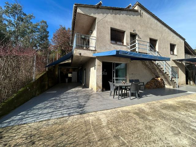 Chalet en venta en Massanes. Casa unifamiliar en Massanes apta para dos familias. Chalets.