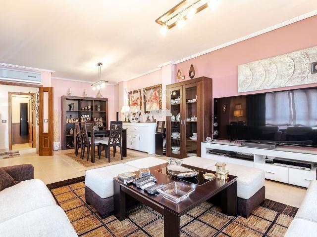 Chalet en venta en Meco, Urb. Belvalle. Tu hogar soñado te está esperando en Meco, Madrid. Chalets.