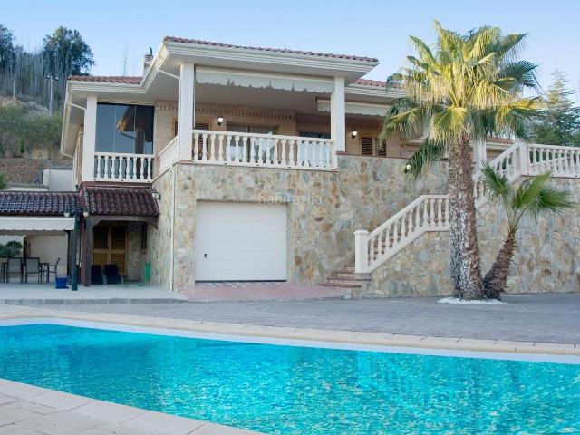Chalet en venta en Medellín. Chalet de lujo con piscina y pista de tenis frente al Puente Romano de Medellín Badajoz. Chalets.